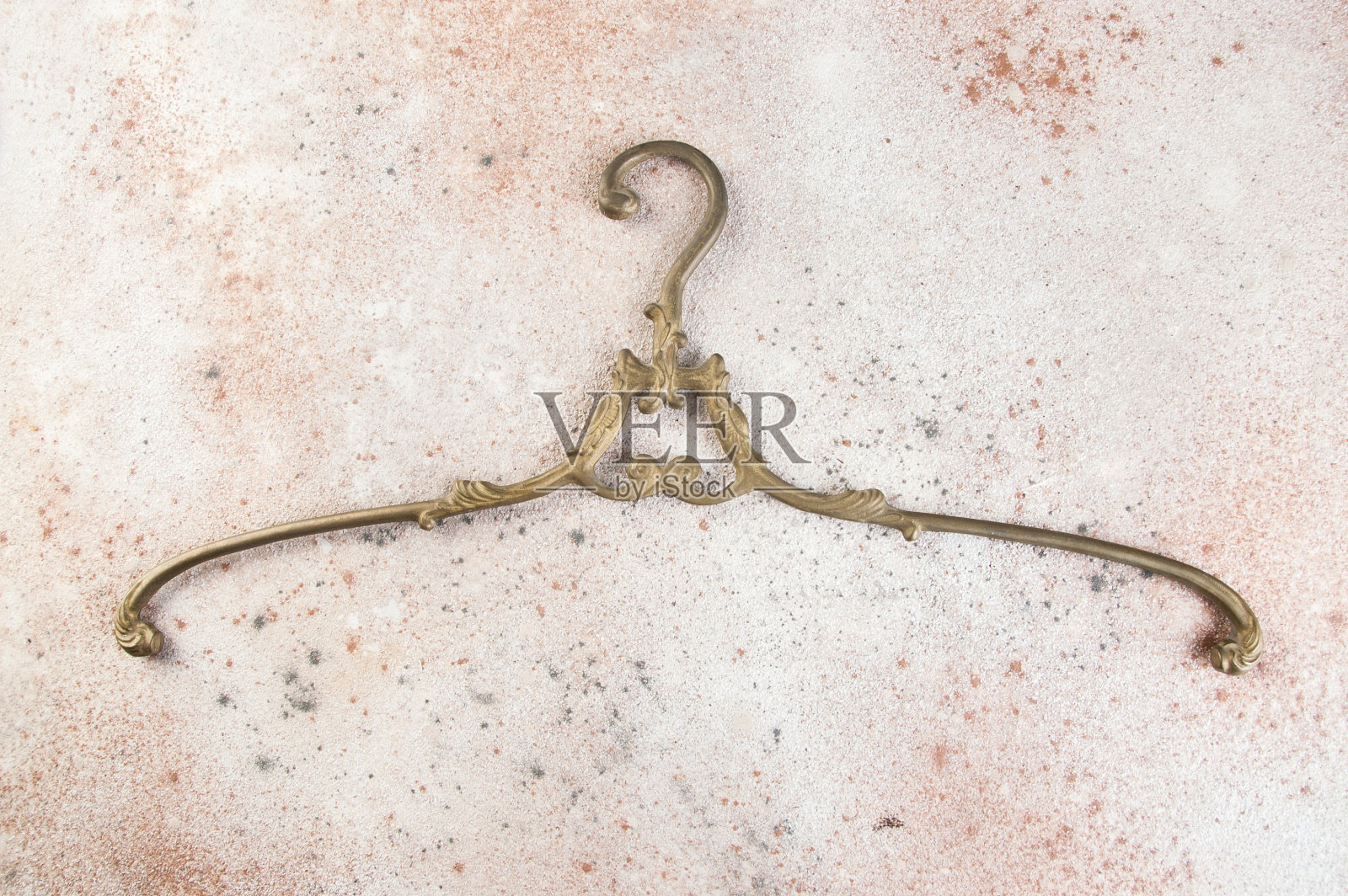 老式黄铜衣架照片摄影图片