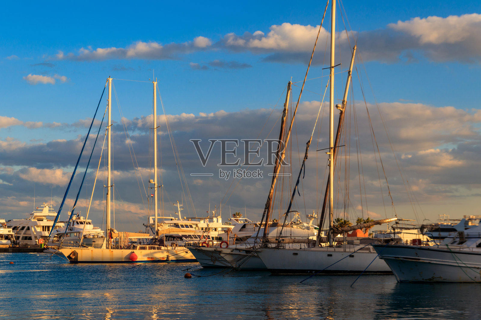 埃及洪加达海港的白色游艇。红海旅游船港口照片摄影图片