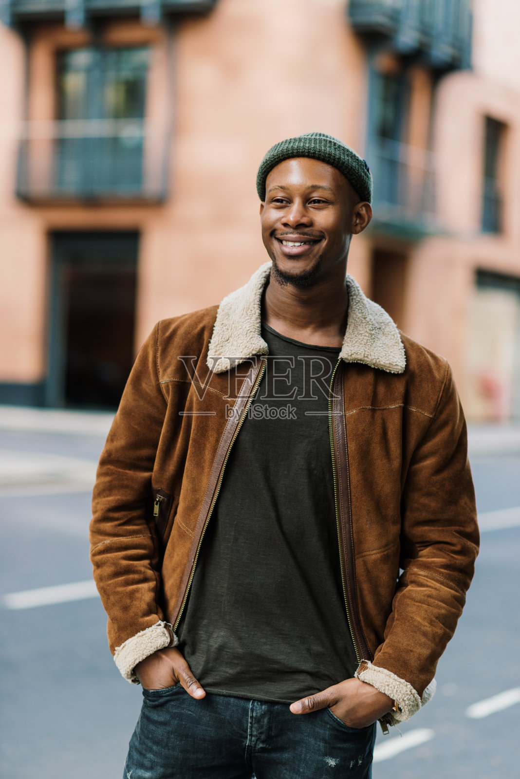 英俊的黑人-非洲裔男子在城市的肖像照片摄影图片
