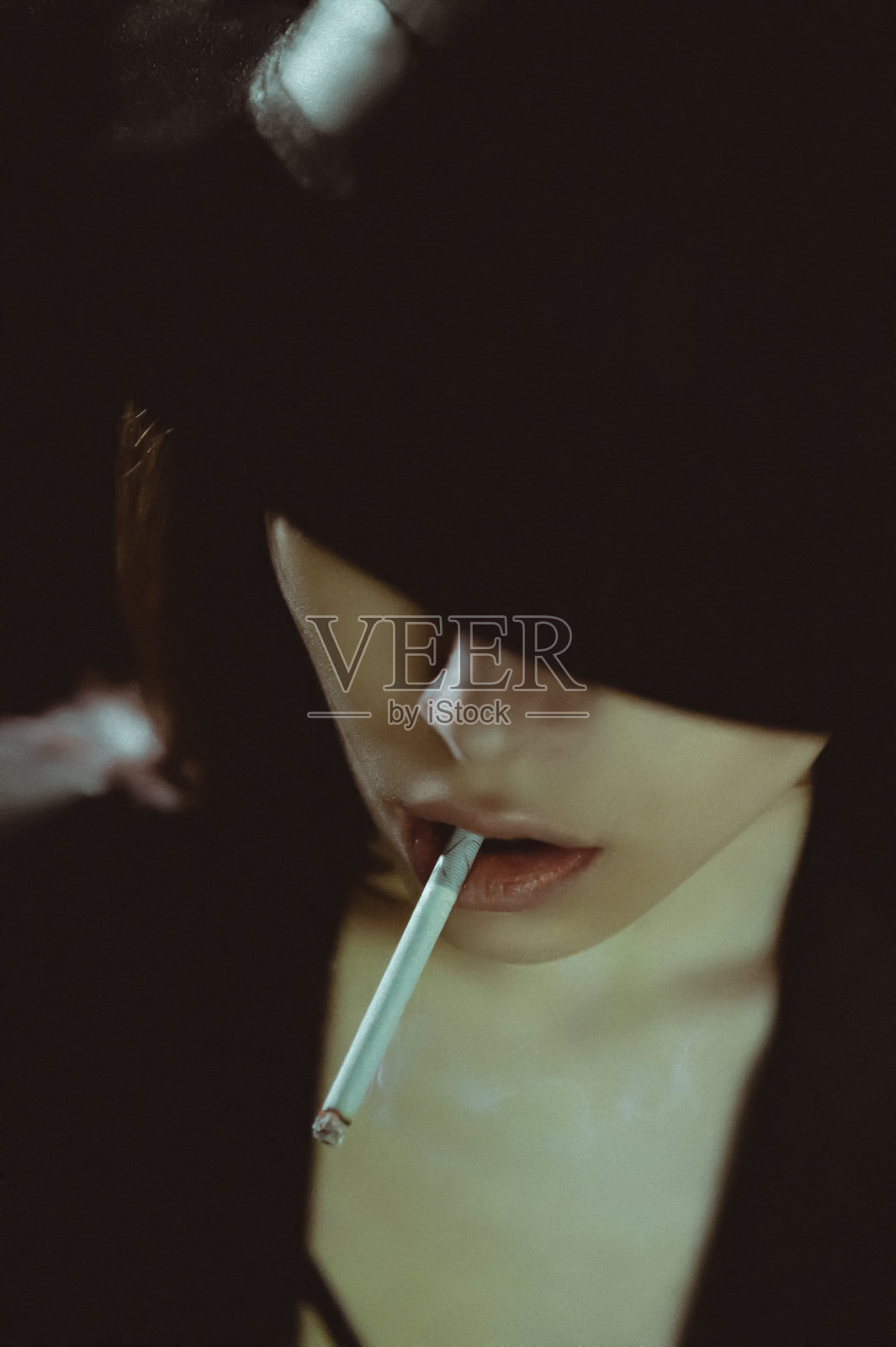 一个抽烟的漂亮女士的艺术肖像照片摄影图片