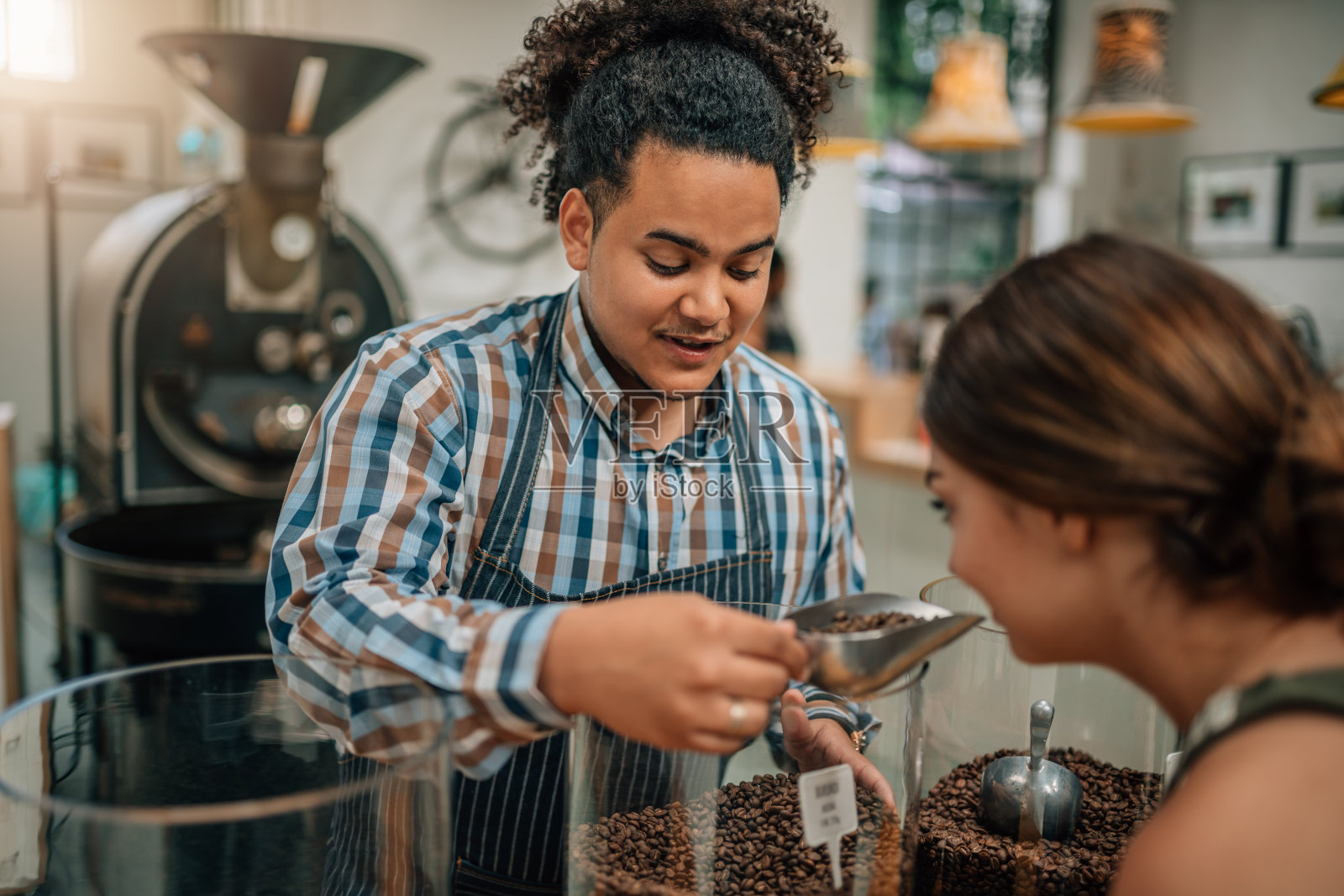 咖啡豆烘焙鉴赏家,让顾客闻到咖啡豆的香气照片摄影图片