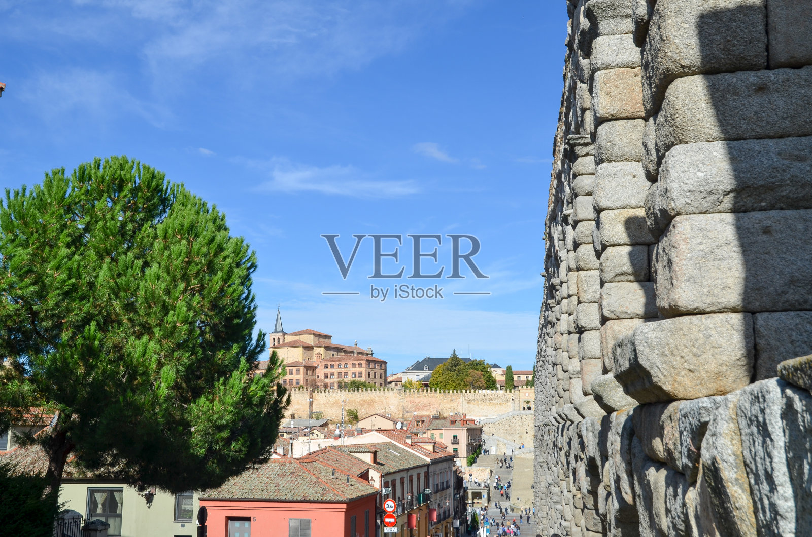 塞戈维亚渡槽和圣米兰伊格莱西亚,塞戈维亚,西班牙照片摄影图片