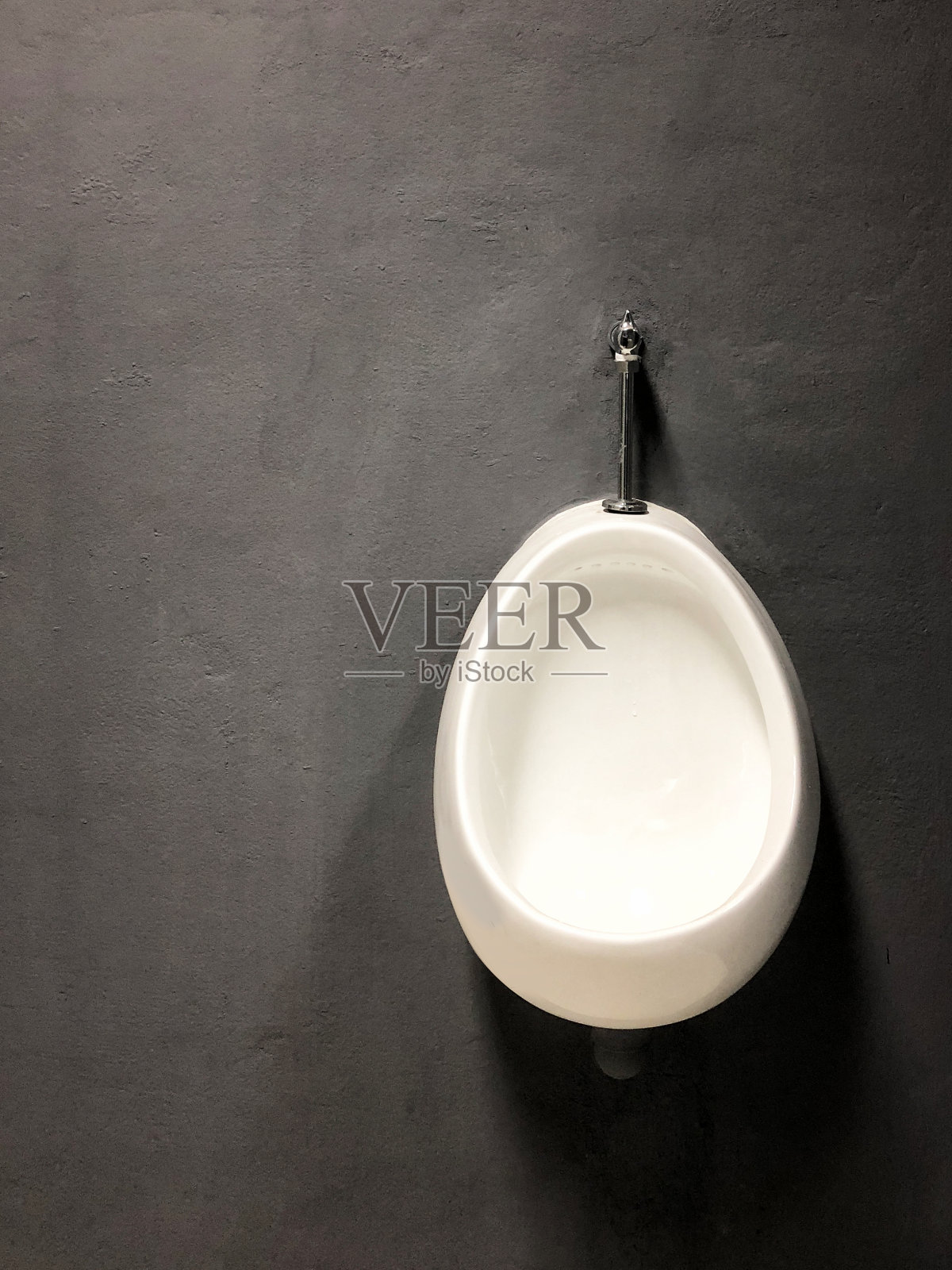 小便池挂在阁楼墙面风格的背景上照片摄影图片