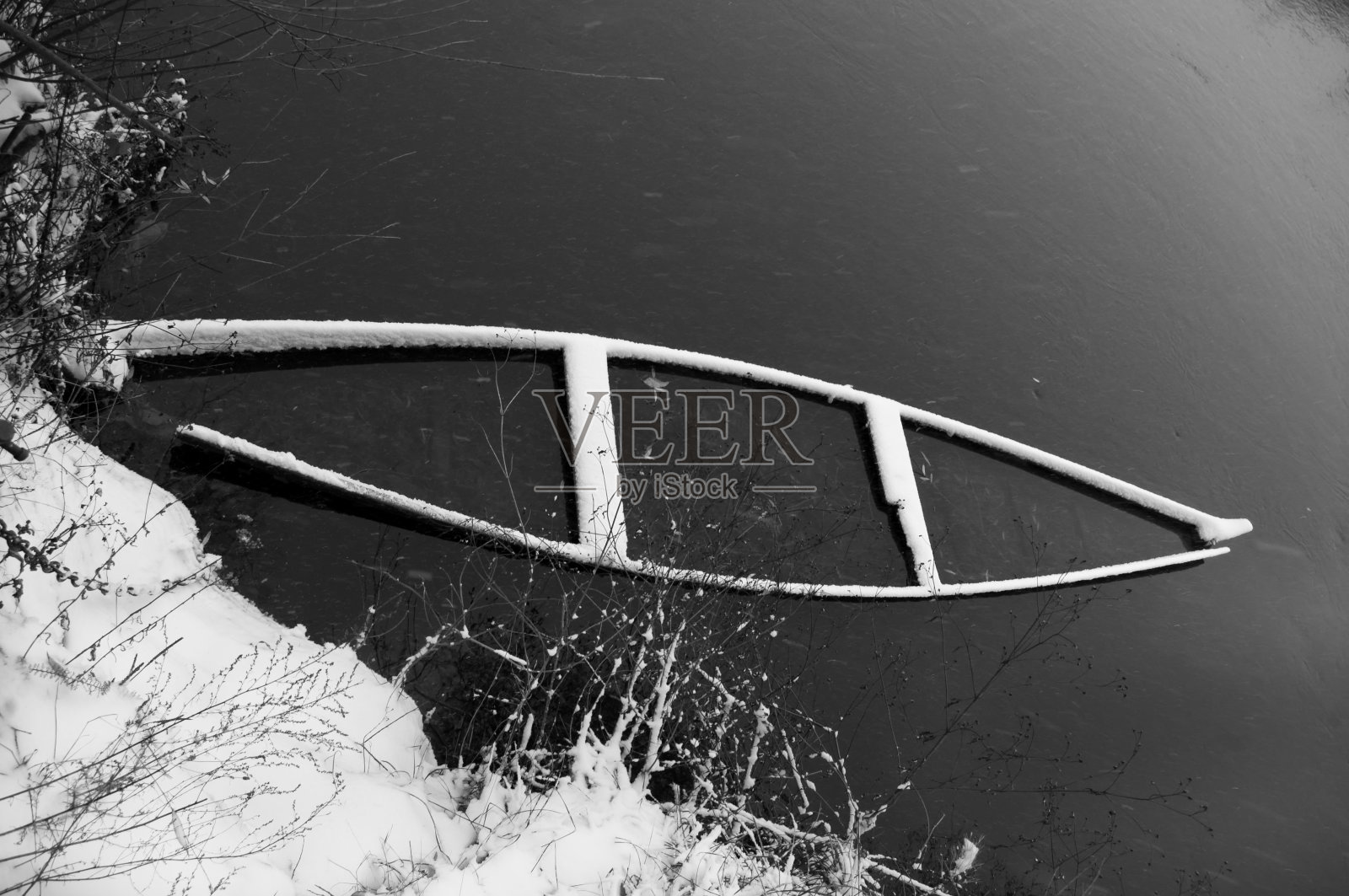 沉船在雪地里的河里照片摄影图片