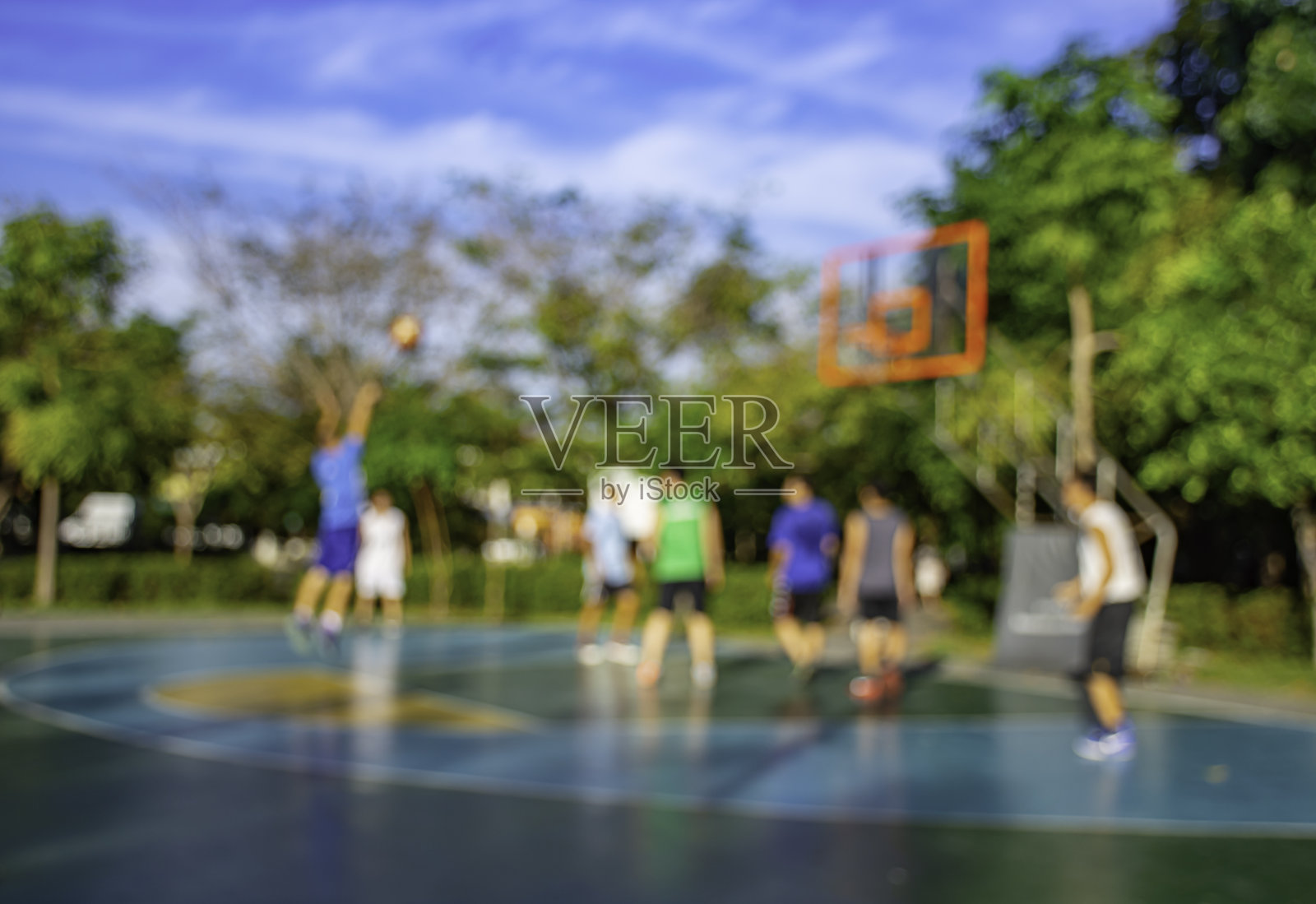 泰国暖武里府BangYai公园早晨老少打篮球的模糊影像照片摄影图片