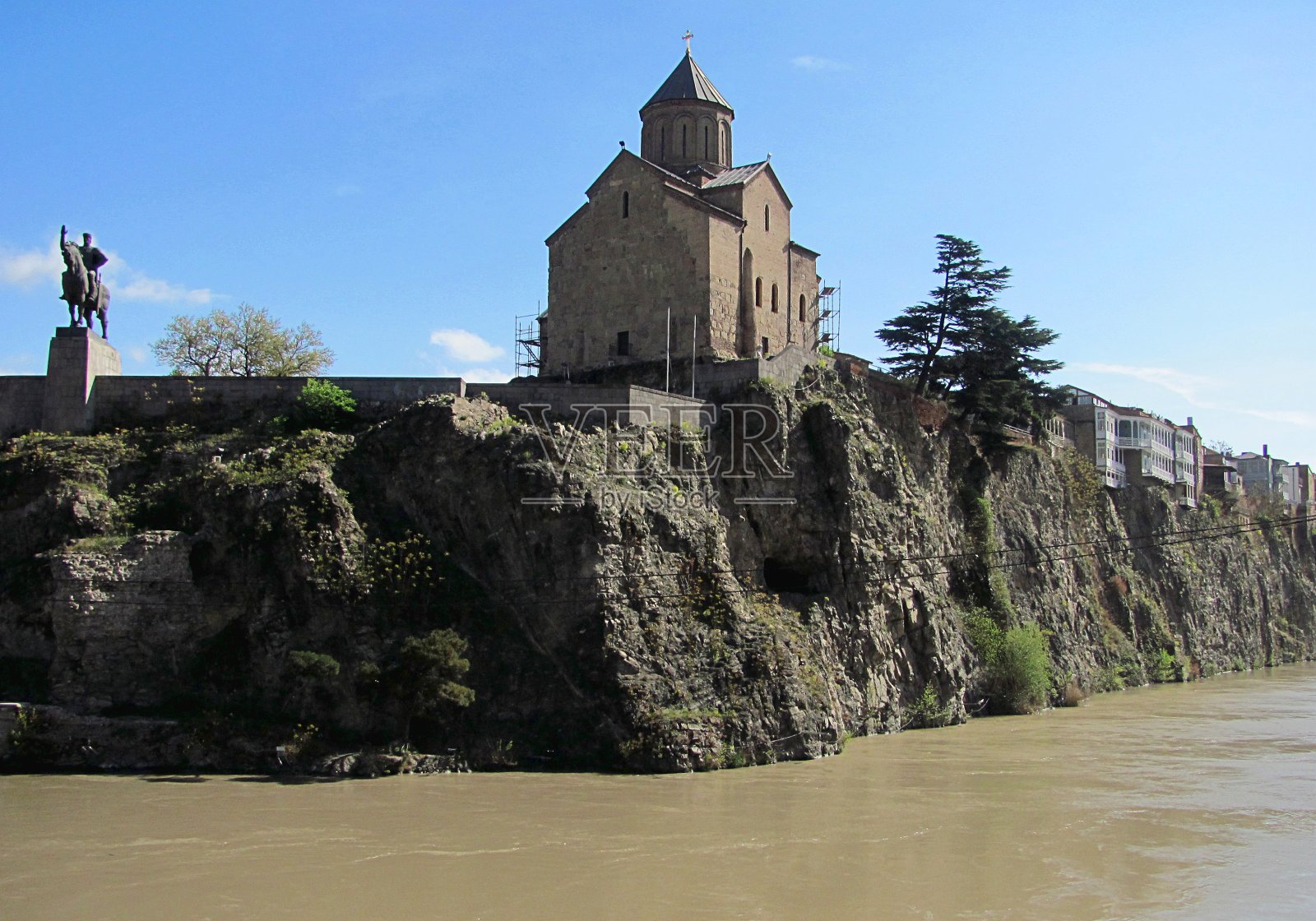 第比利斯库拉河上的梅特凯圣圣母教堂和戈加萨里国王雕像照片摄影图片