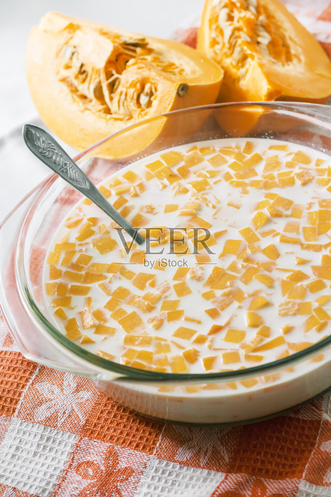 生南瓜和牛奶在玻璃锅中煮南瓜粥的过程中随养照片摄影图片