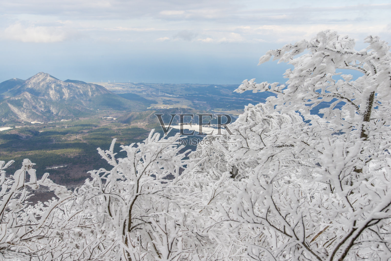 冬天从鸟取山(mount . daisen)俯瞰海岸线照片摄影图片