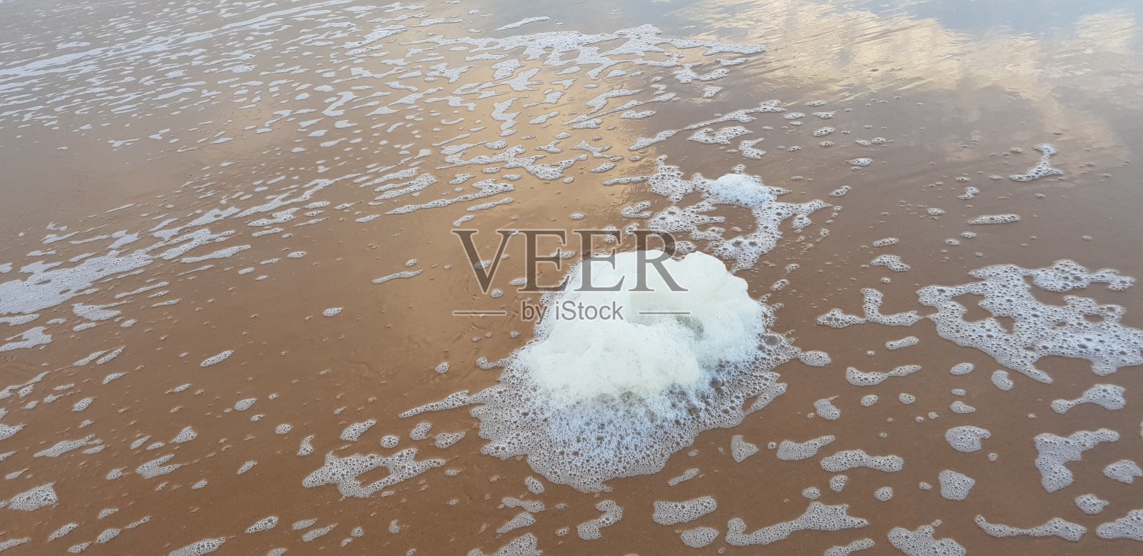 白色的泡沫到达沙滩照片摄影图片