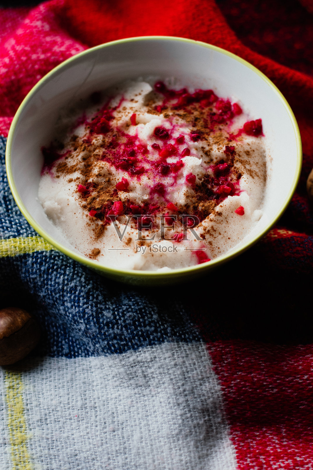 健康的米粉碗,配上肉桂和新鲜的覆盆子照片摄影图片