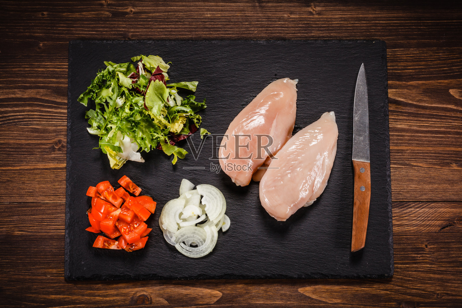 生鸡胸肉放在砧板上照片摄影图片