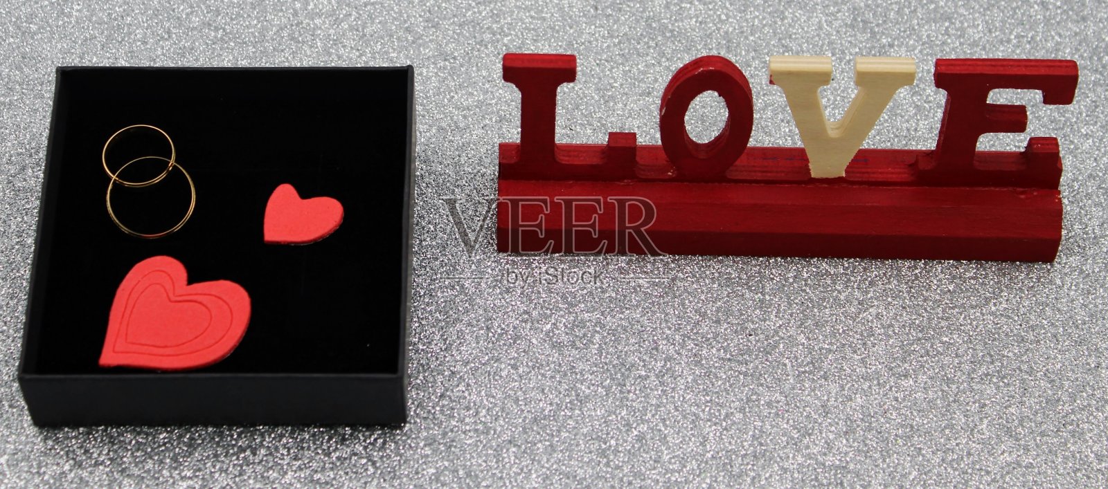 黑色盒子里的金结婚戒指照片摄影图片