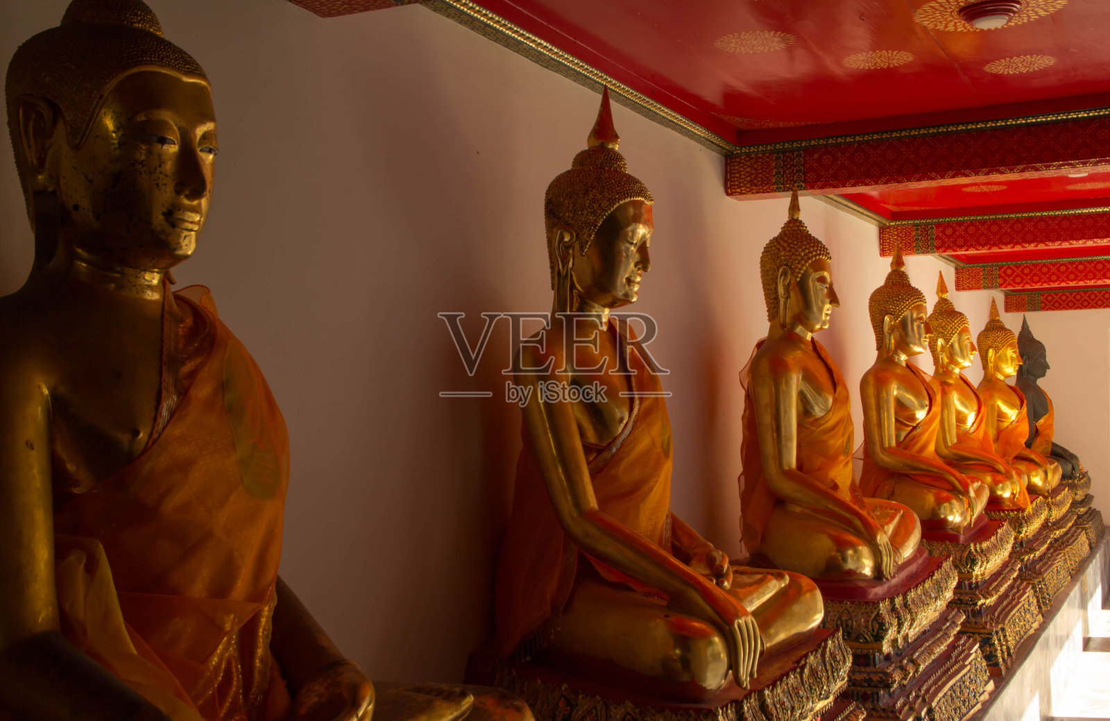 金佛在露台上整理照片摄影图片