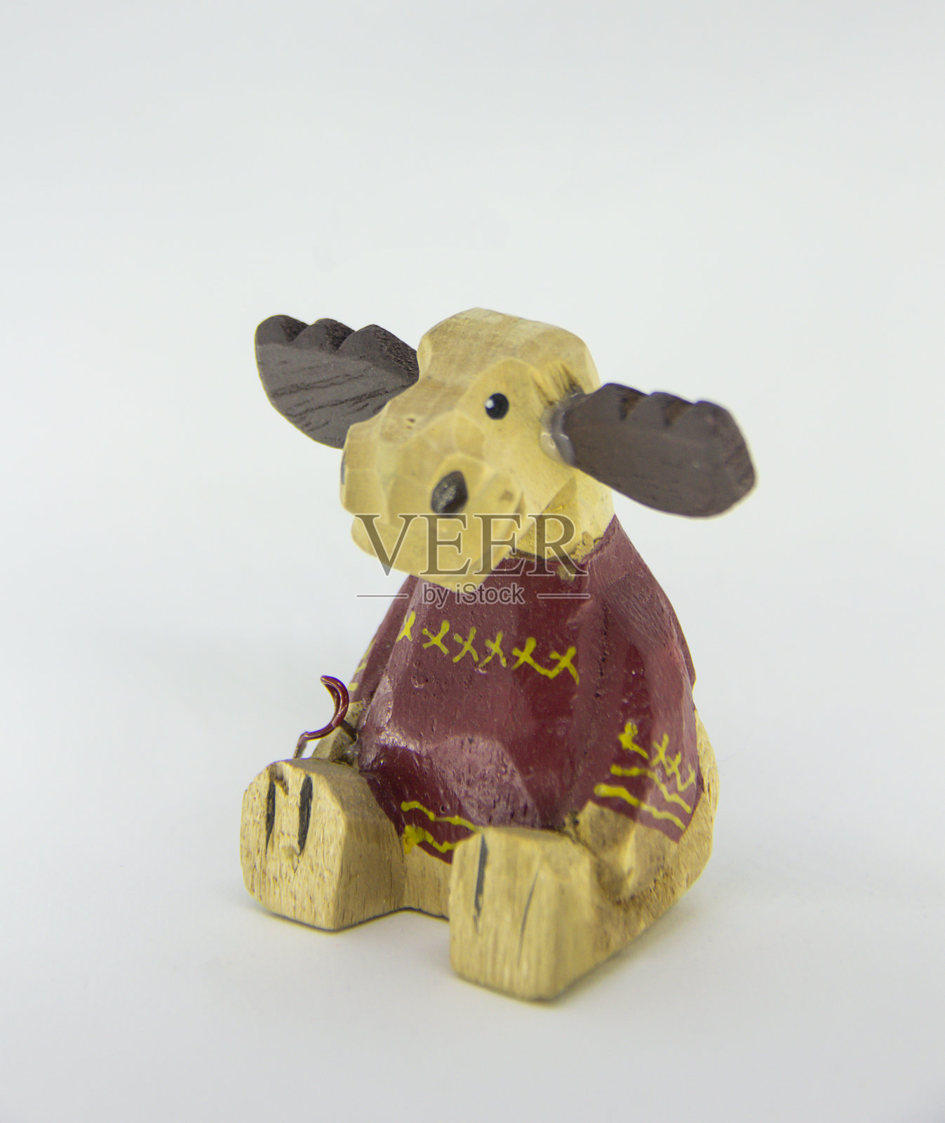 圣诞冷杉树玩具形状有趣的木鹿与白色孤立的背景。照片摄影图片