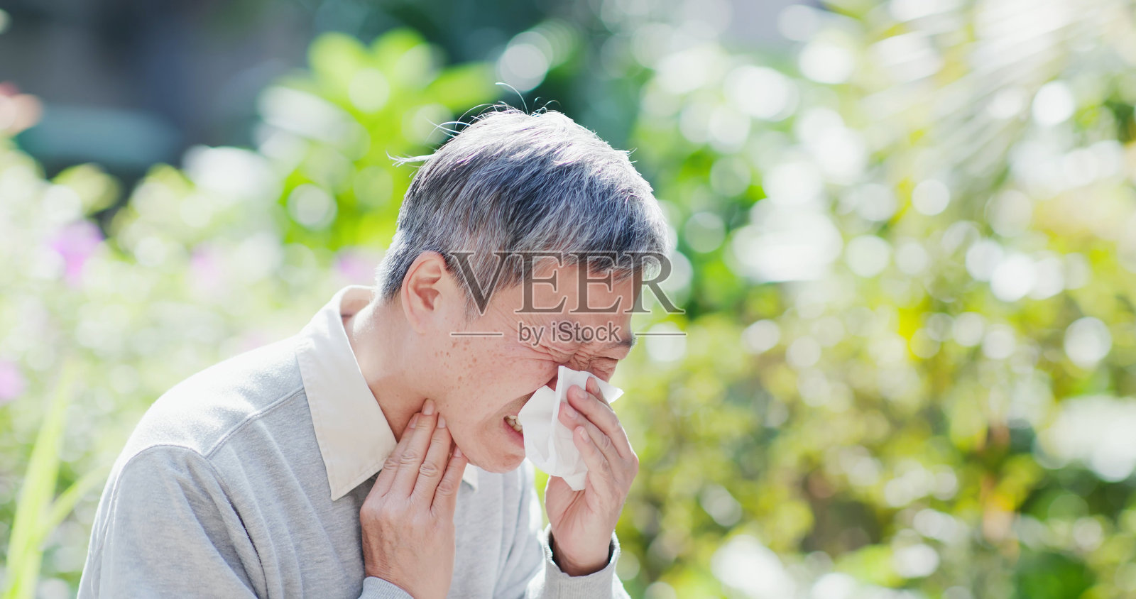 老人喉咙痛照片摄影图片