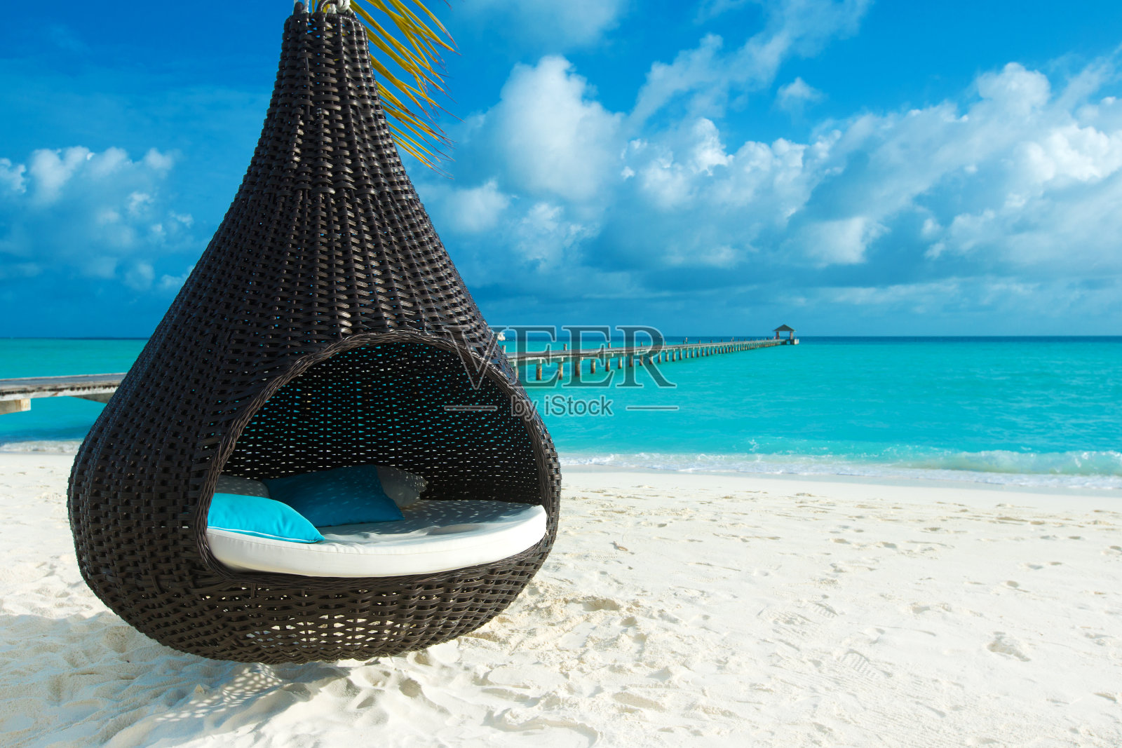 拥有白色沙滩和大海的热带马尔代夫岛照片摄影图片