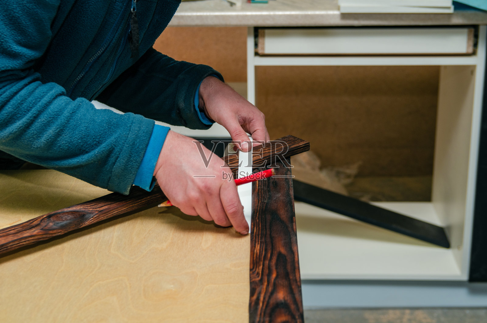 木工零件在车间里,为制造产品而切割边角照片摄影图片