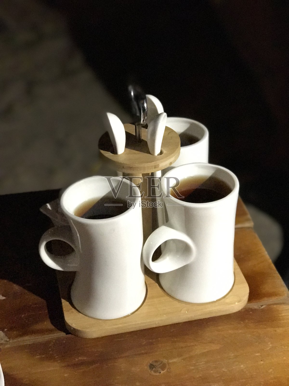 夜晚的三个茶杯照片摄影图片