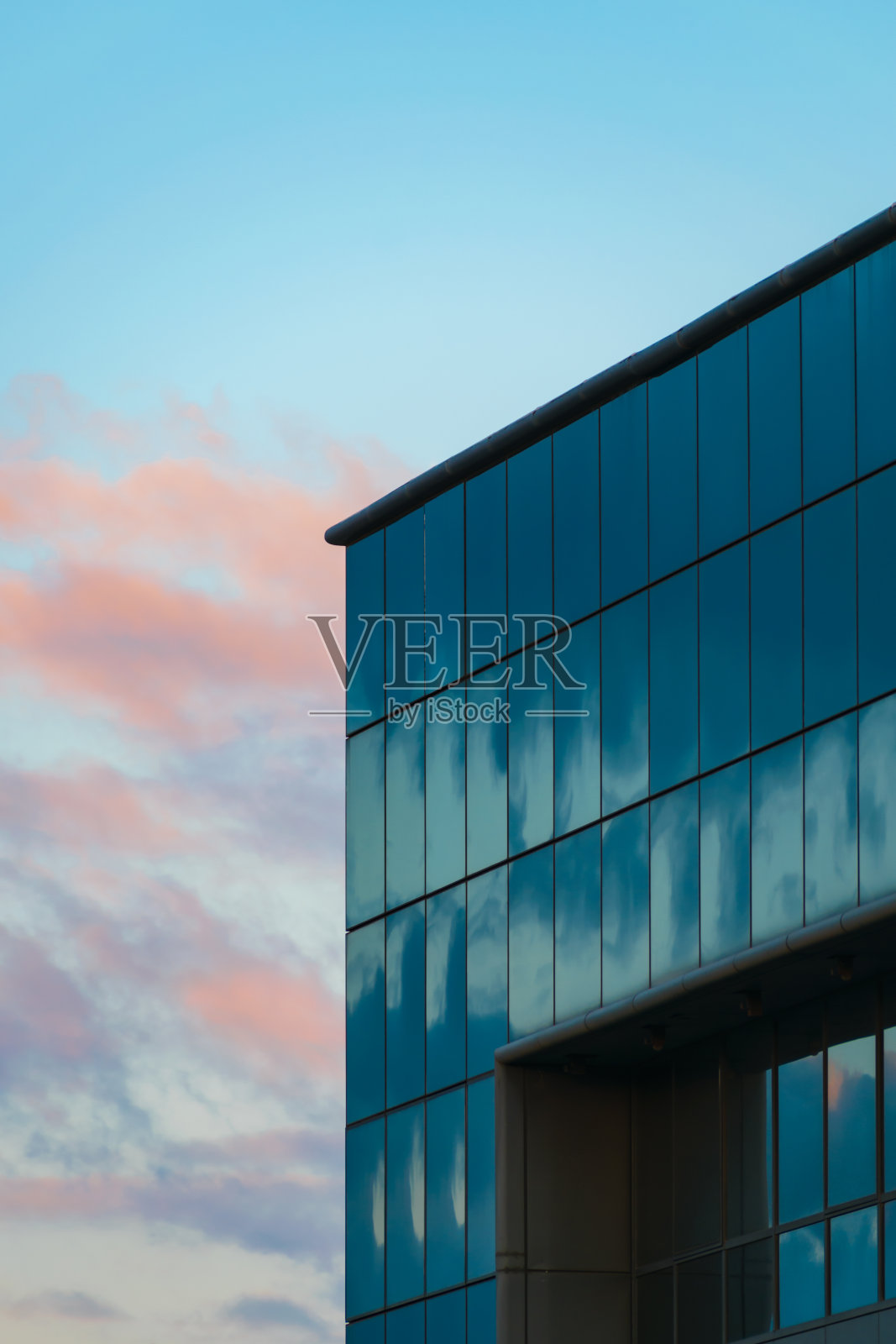 现代建筑的幕墙玻璃立面与多云的天空反射和背景,黑色和白色照片摄影图片