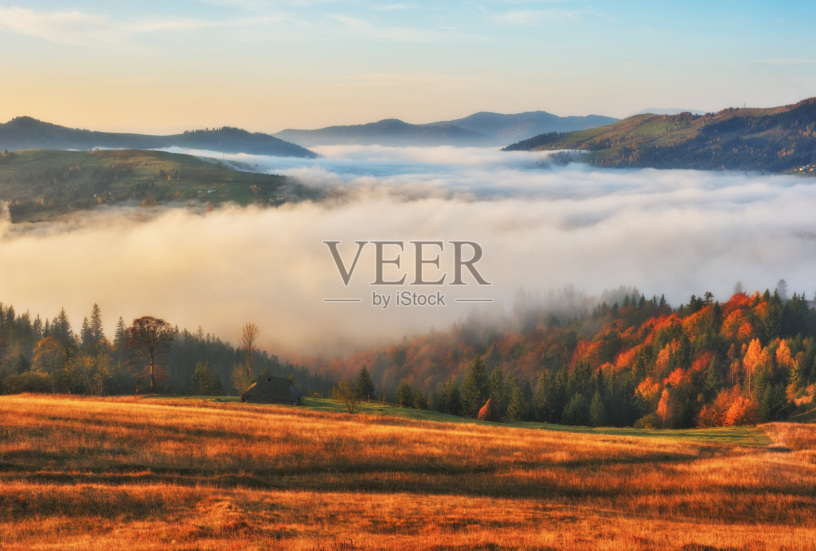 喀尔巴阡山脉如画的日出。秋天有雾的早晨照片摄影图片