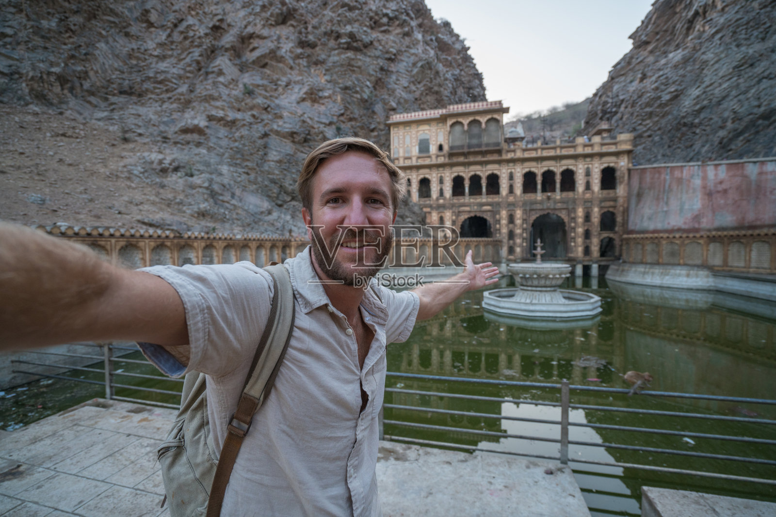 印度拉贾斯坦邦斋浦尔,一名年轻人在寺庙内自拍照片摄影图片
