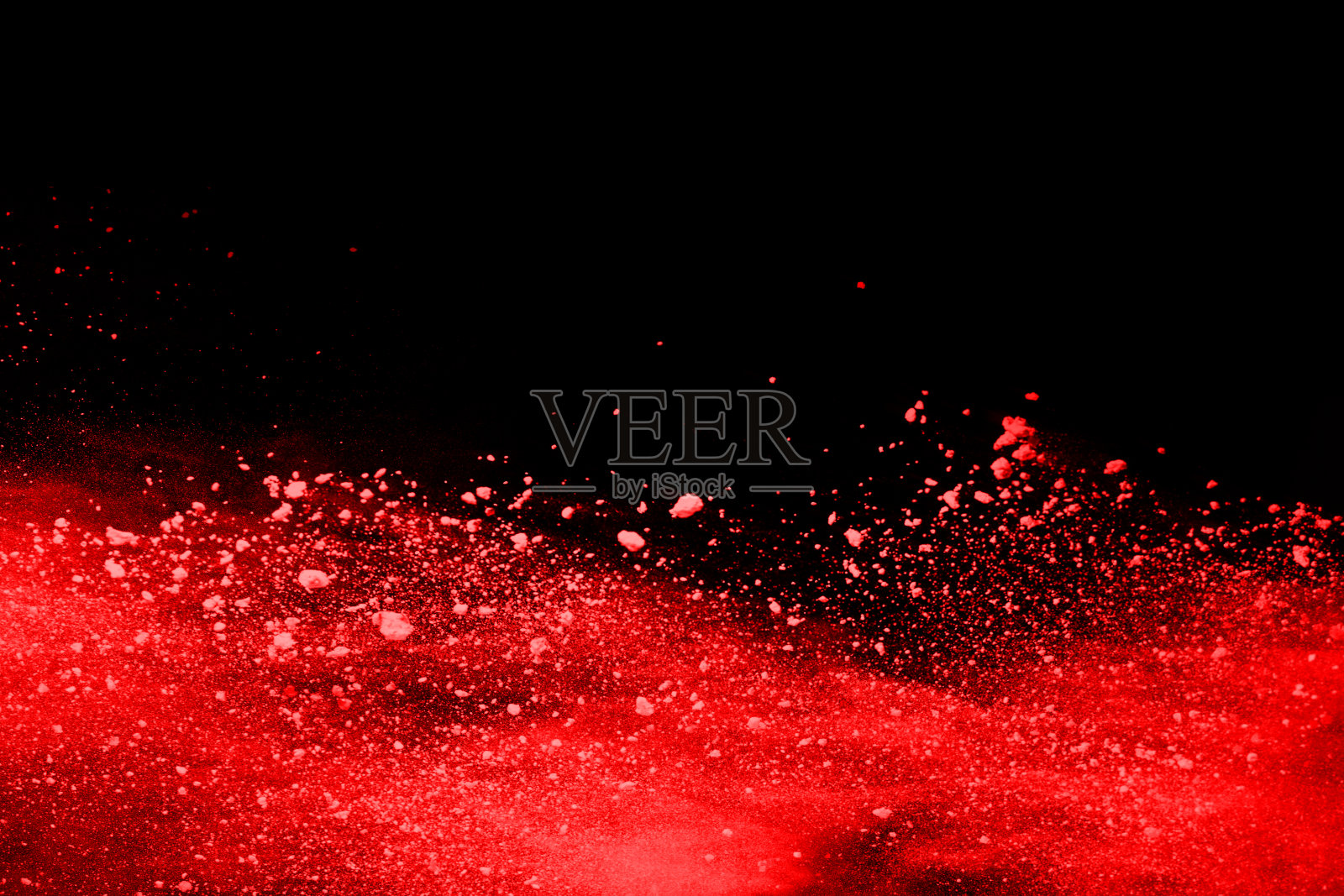摘要红色粉末在黑色背景上爆炸。抽象的红色粉末溅在黑色背景上。冻结运动的红色粉末爆炸。照片摄影图片