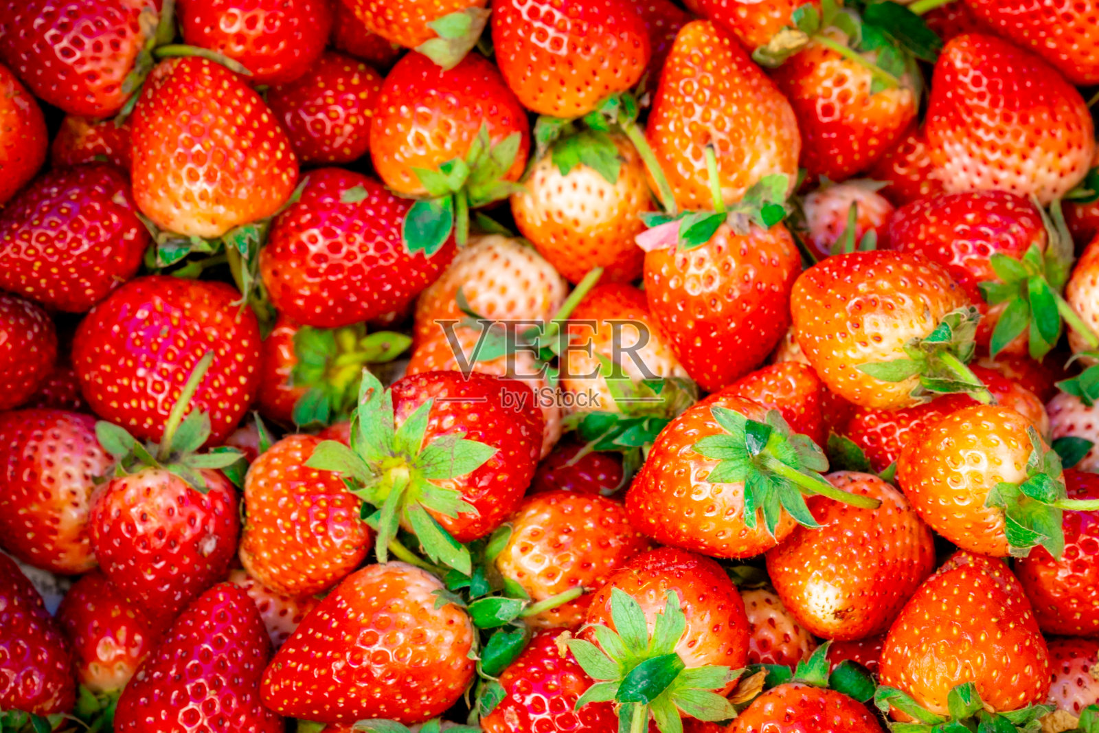 有机草莓的背景。草莓水果新鲜可口照片摄影图片