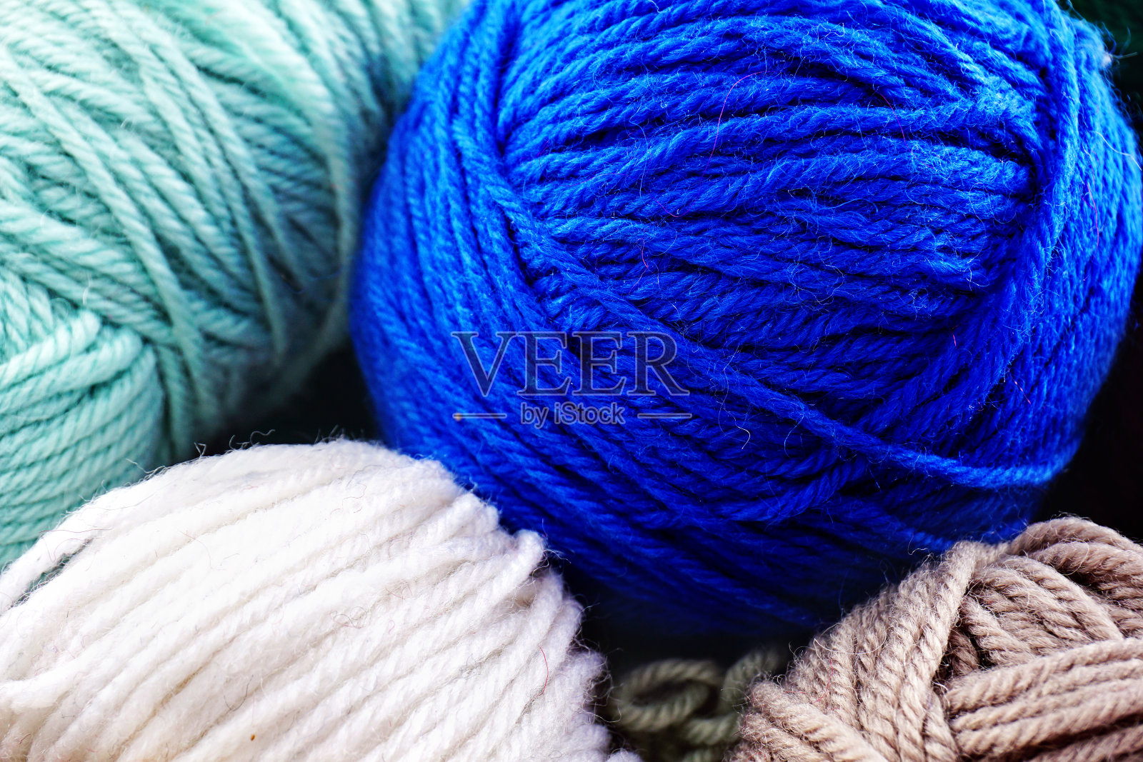 白色上孤立的红色毛线球照片摄影图片