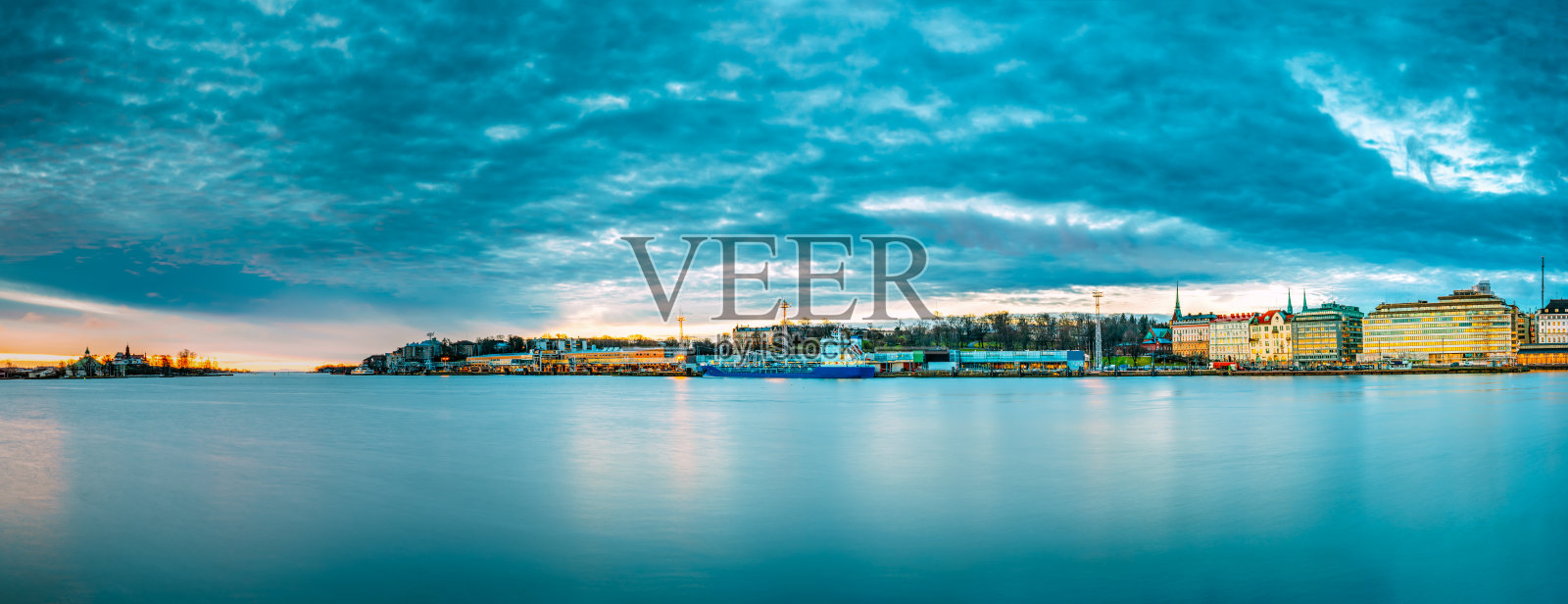 芬兰赫尔辛基。Blekholmen Valkosaari岛和Luoto岛,赫尔辛基港,运输码头,渡轮码头和Etelaranta街的房屋和酒店的全景晨景照片摄影图片