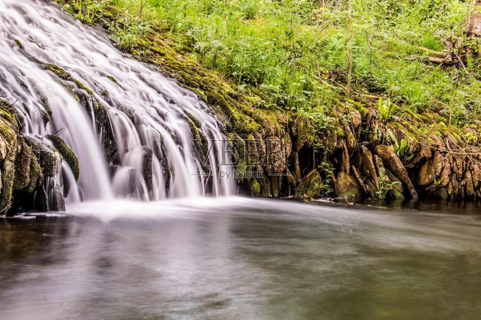 河里的瀑布照片摄影图片