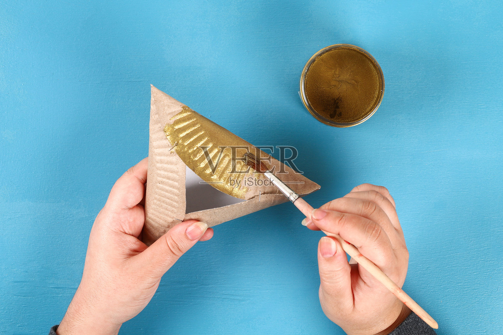 普林节。用纸板做的曲奇饼,里面是蓝色的背景,里面是甜蜜的惊喜照片摄影图片