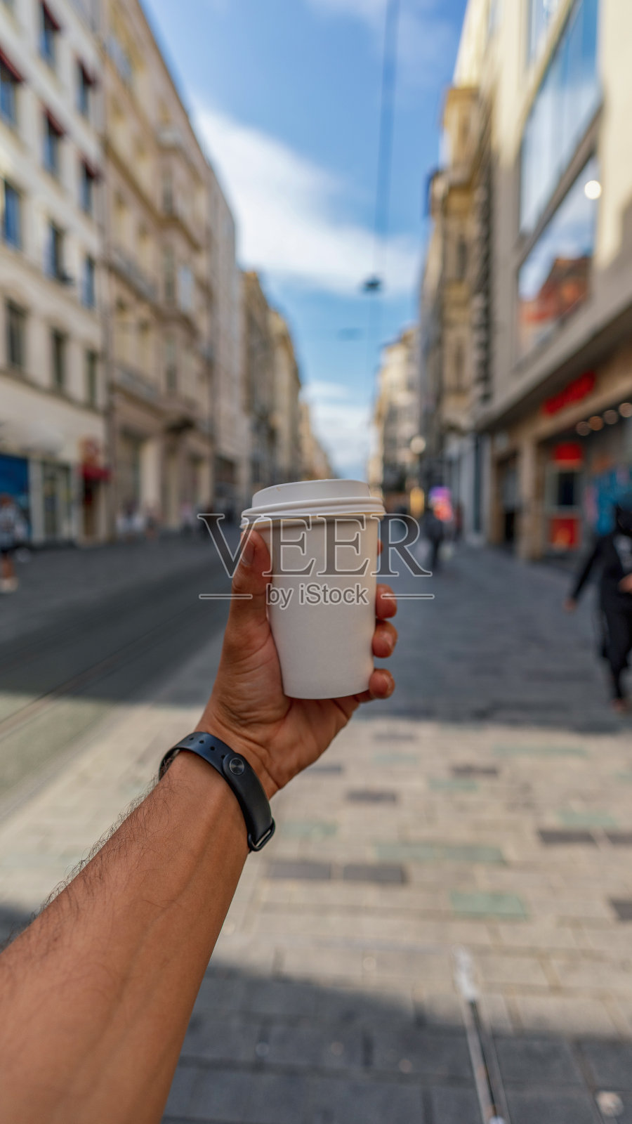 人们在伊斯提卡尔街喝咖啡照片摄影图片