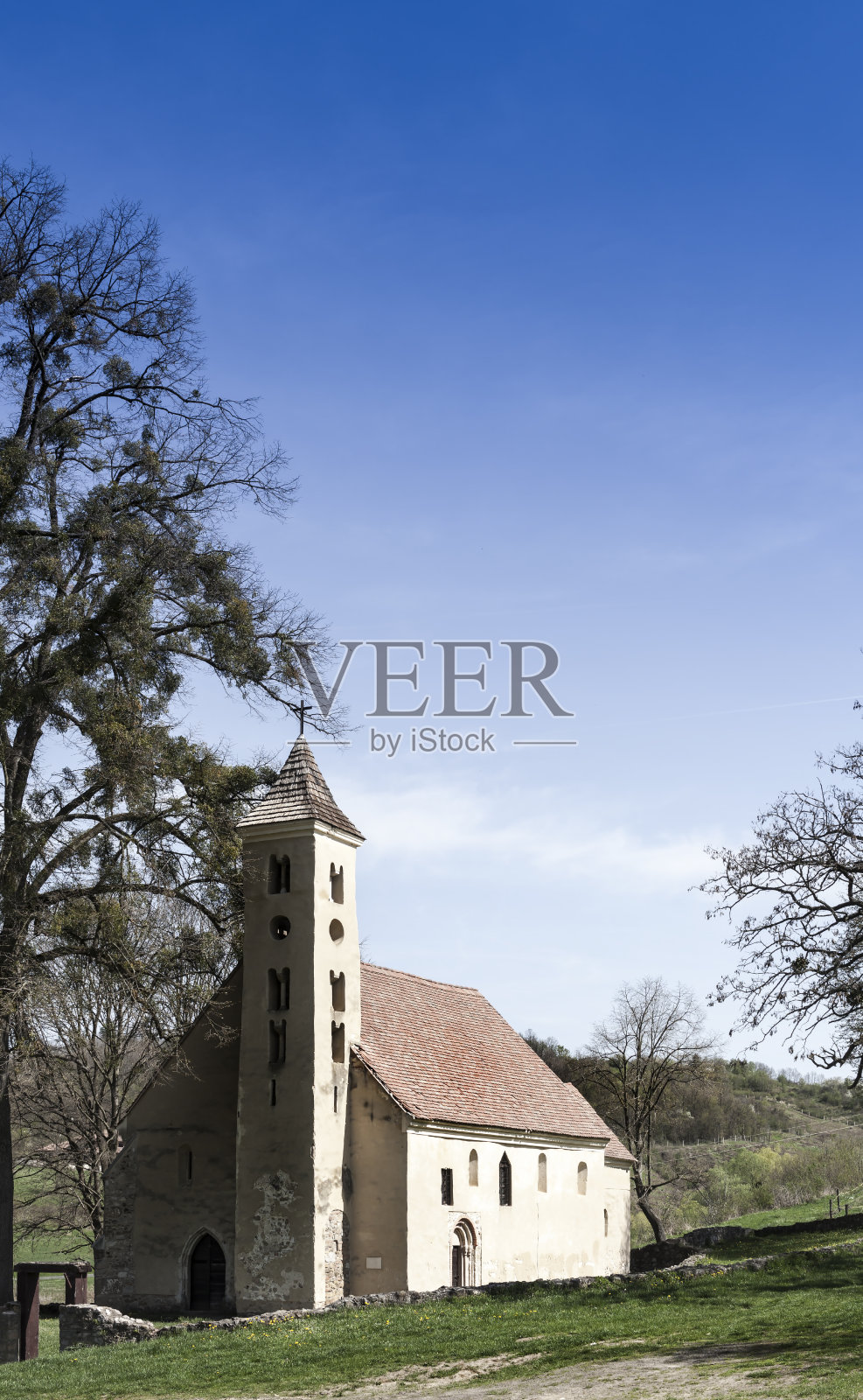 匈牙利萨罗斯美丽的中世纪小教堂照片摄影图片