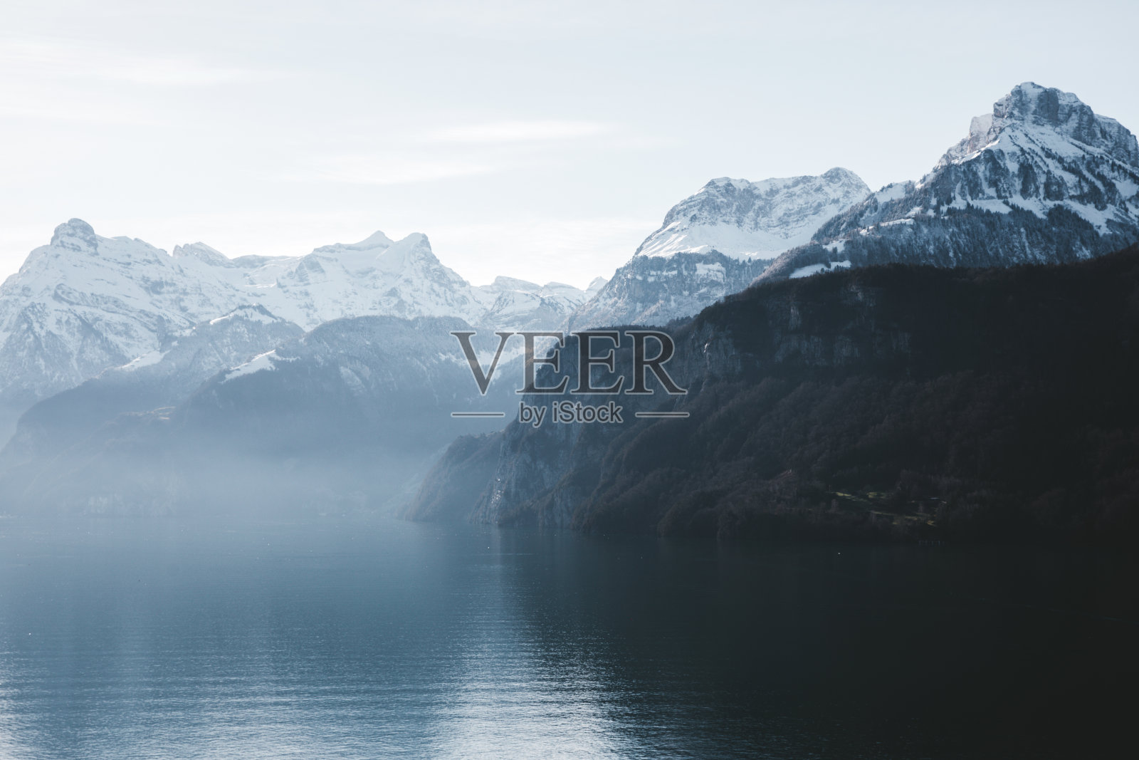 看雾蒙蒙的湖和瑞士阿尔卑斯山照片摄影图片