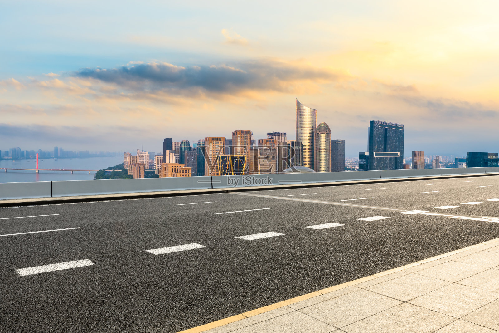 杭州日出时的柏油路和城市天际线照片摄影图片
