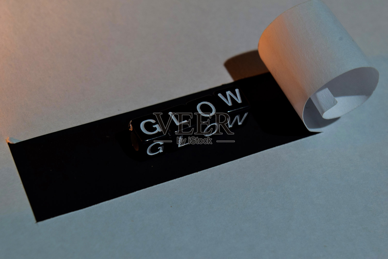 在木块上发光。照片摄影图片