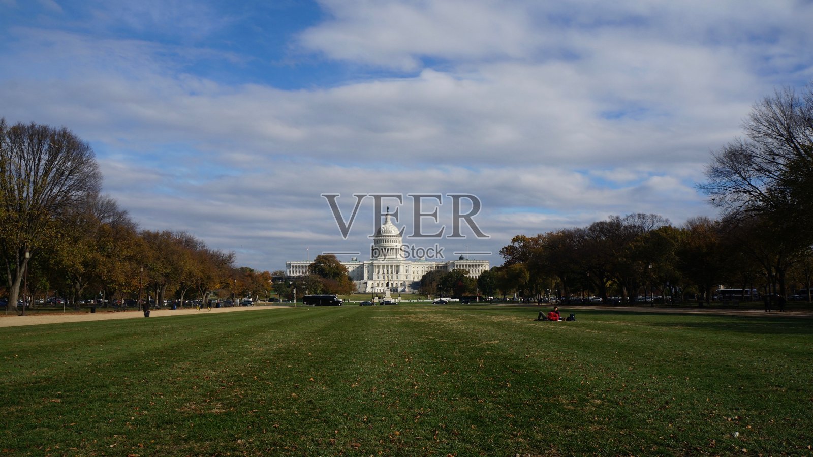 美国首都西区。在草地上。秋天。宽照片摄影图片