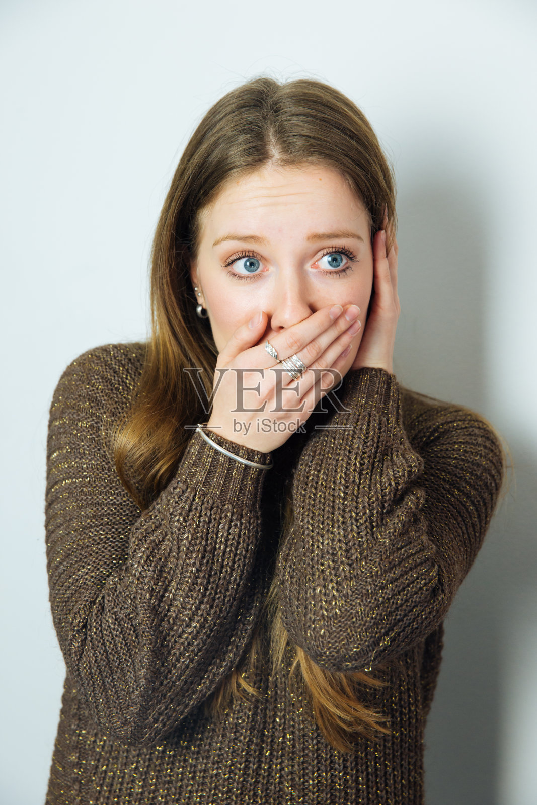 年轻女子感到心烦意乱照片摄影图片