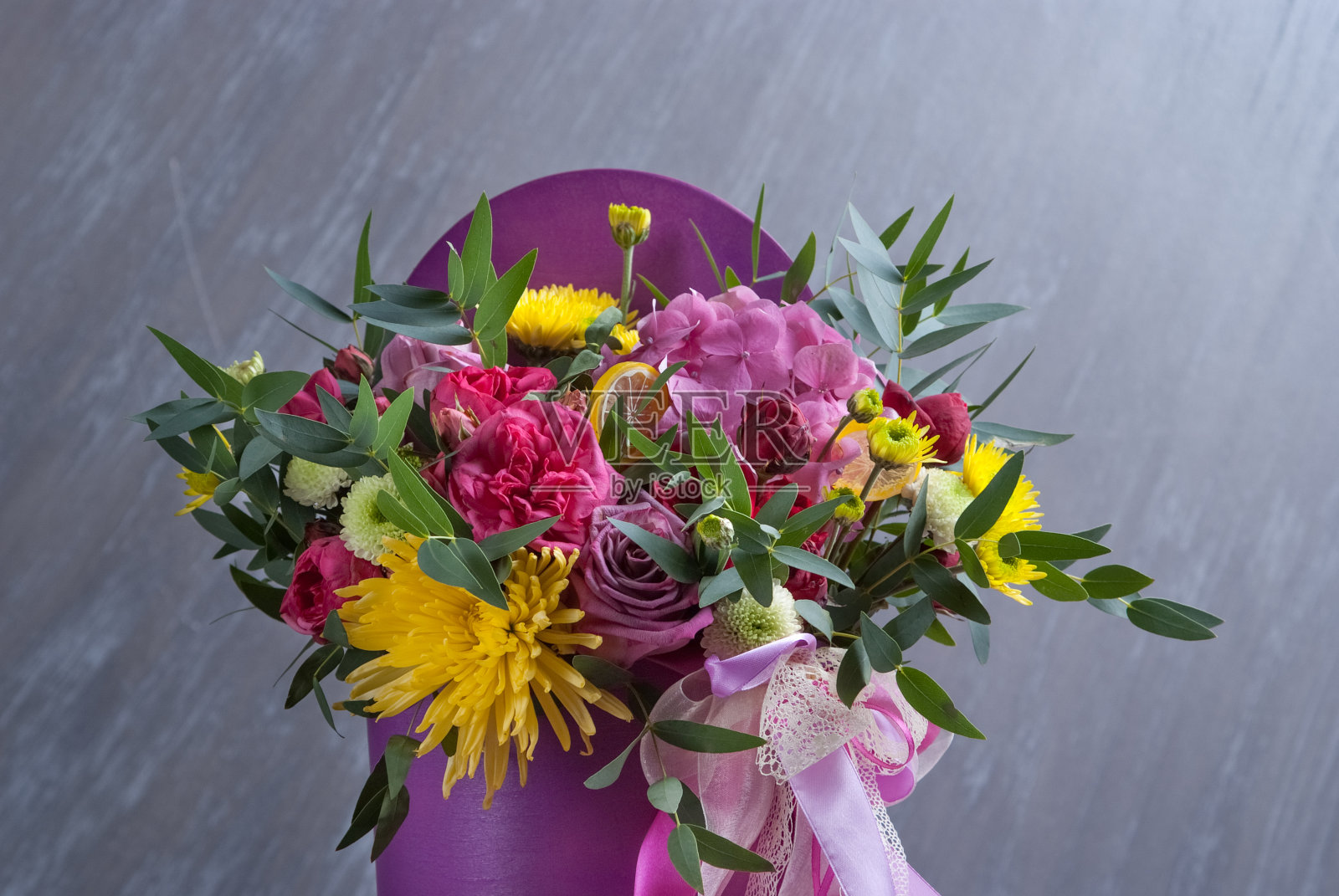 一束丁香花和绣球花,玫瑰,桑提尼和紫菀。白色的桌子上。近距离照片摄影图片