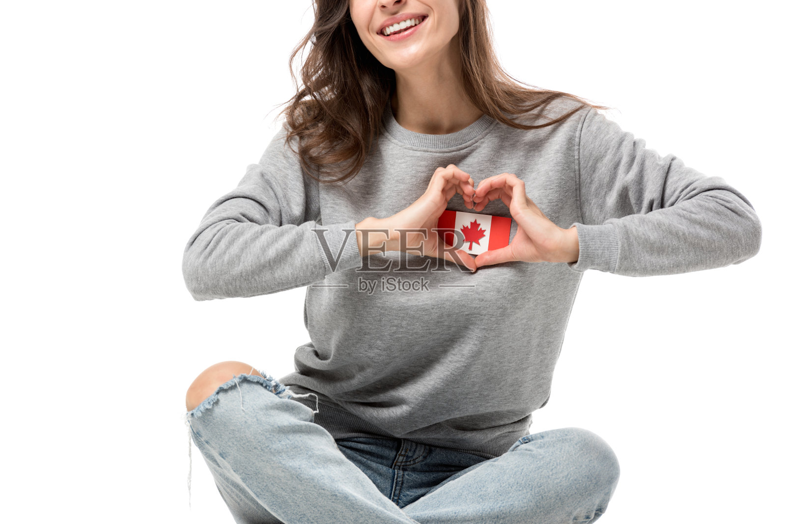 裁剪的妇女显示心形符号与手在加拿大国旗徽章孤立的白色照片摄影图片