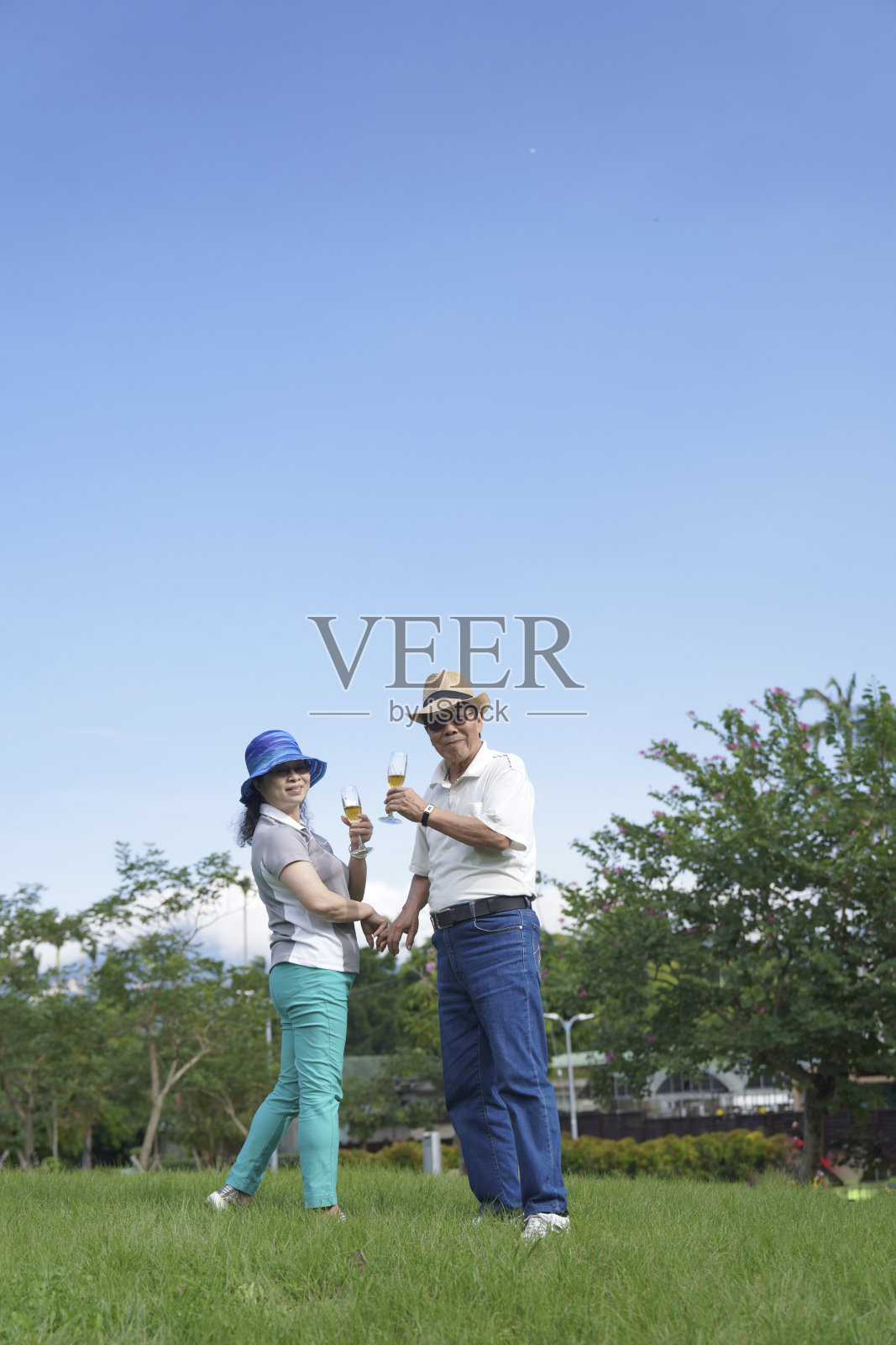 老年人退休后享受生活方式照片摄影图片