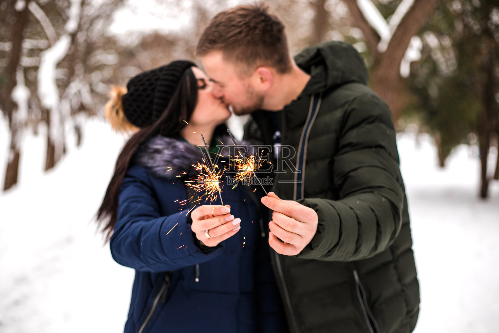 幸福的夫妇有乐趣与孟加拉灯。照片摄影图片