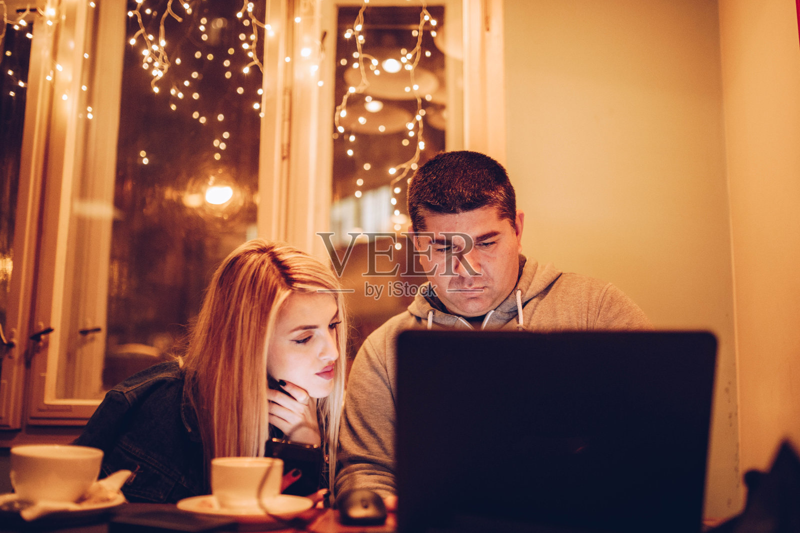 同事在咖啡馆一起工作照片摄影图片