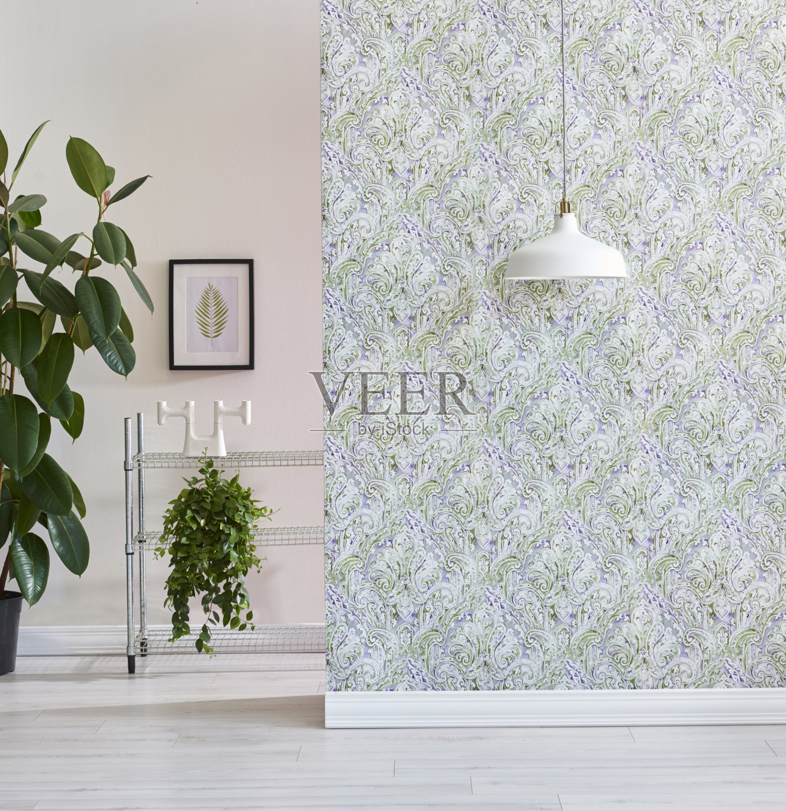 柳条椅概念,毯子和灯装饰,植物花瓶和框架。照片摄影图片