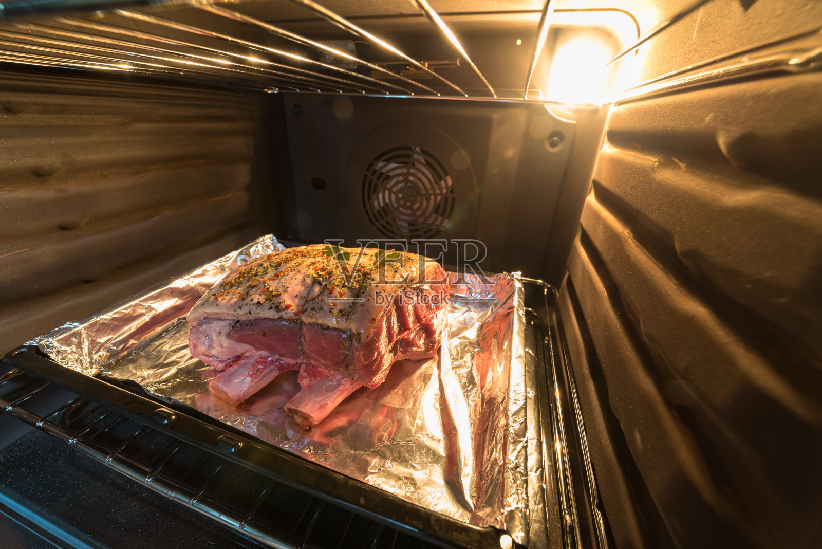 近距离观看生牛肉横肋块托盘与铝箔内烤箱照片摄影图片