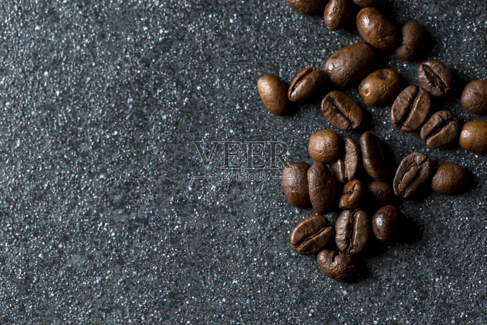 近距离观察咖啡豆照片摄影图片