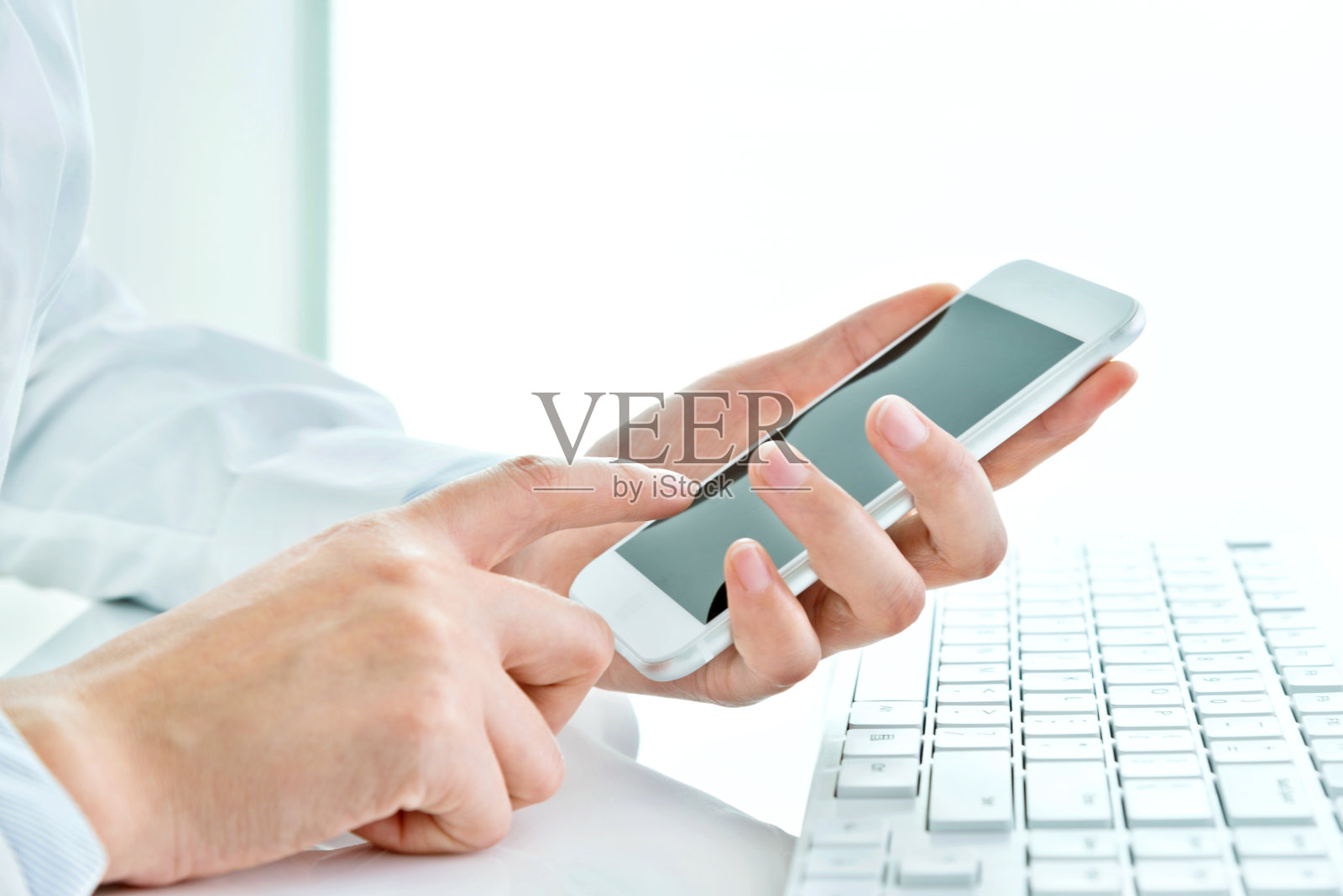 女商人使用智能手机照片摄影图片