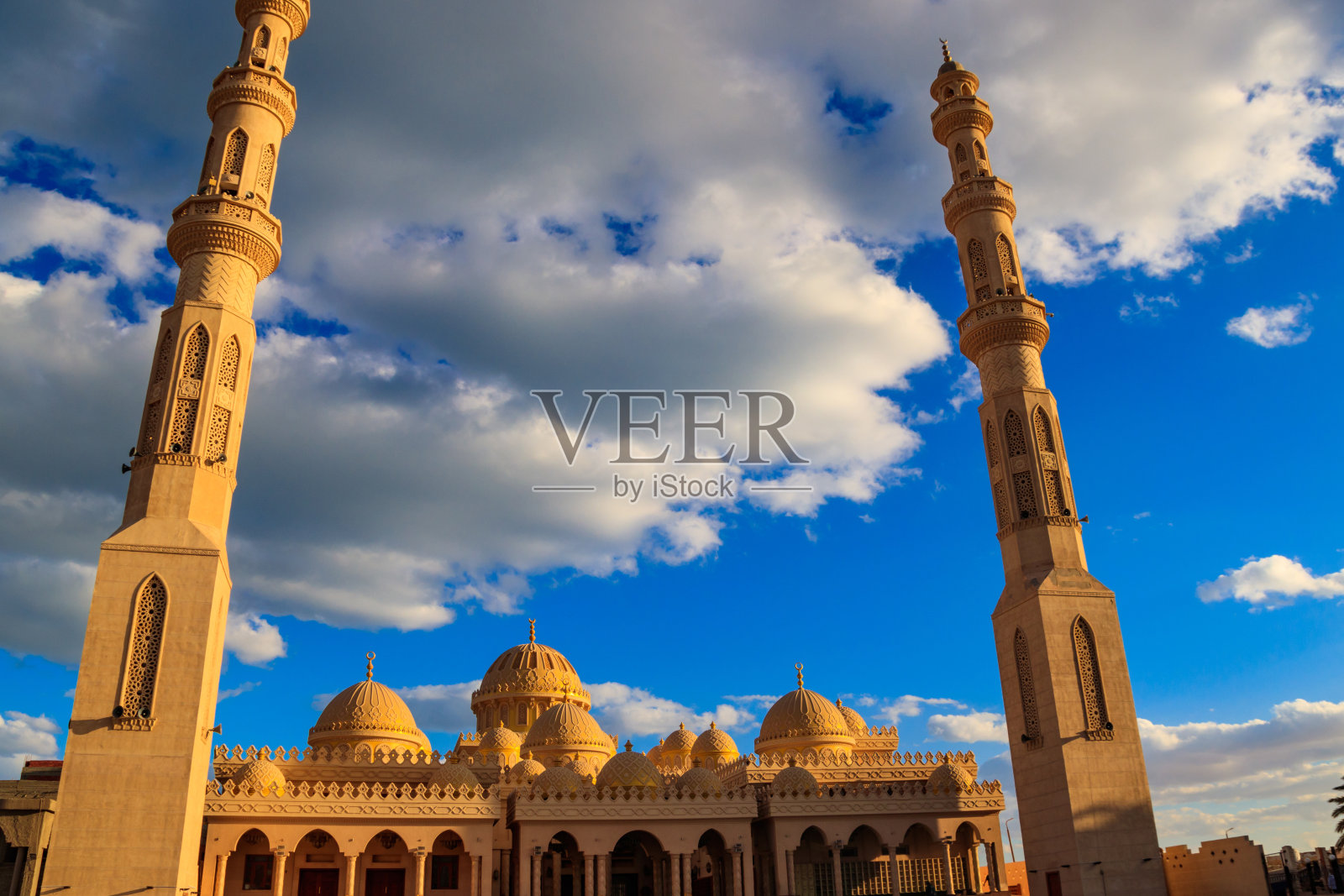 埃及侯尔格达的El Mina Masjid清真寺外墙照片摄影图片