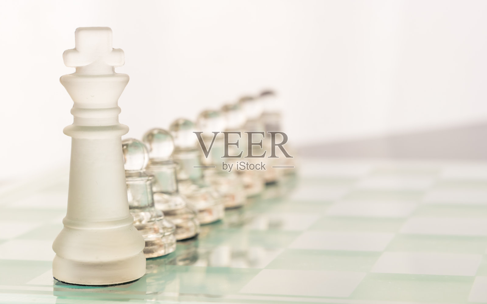 国王允许棋子打头。照片摄影图片