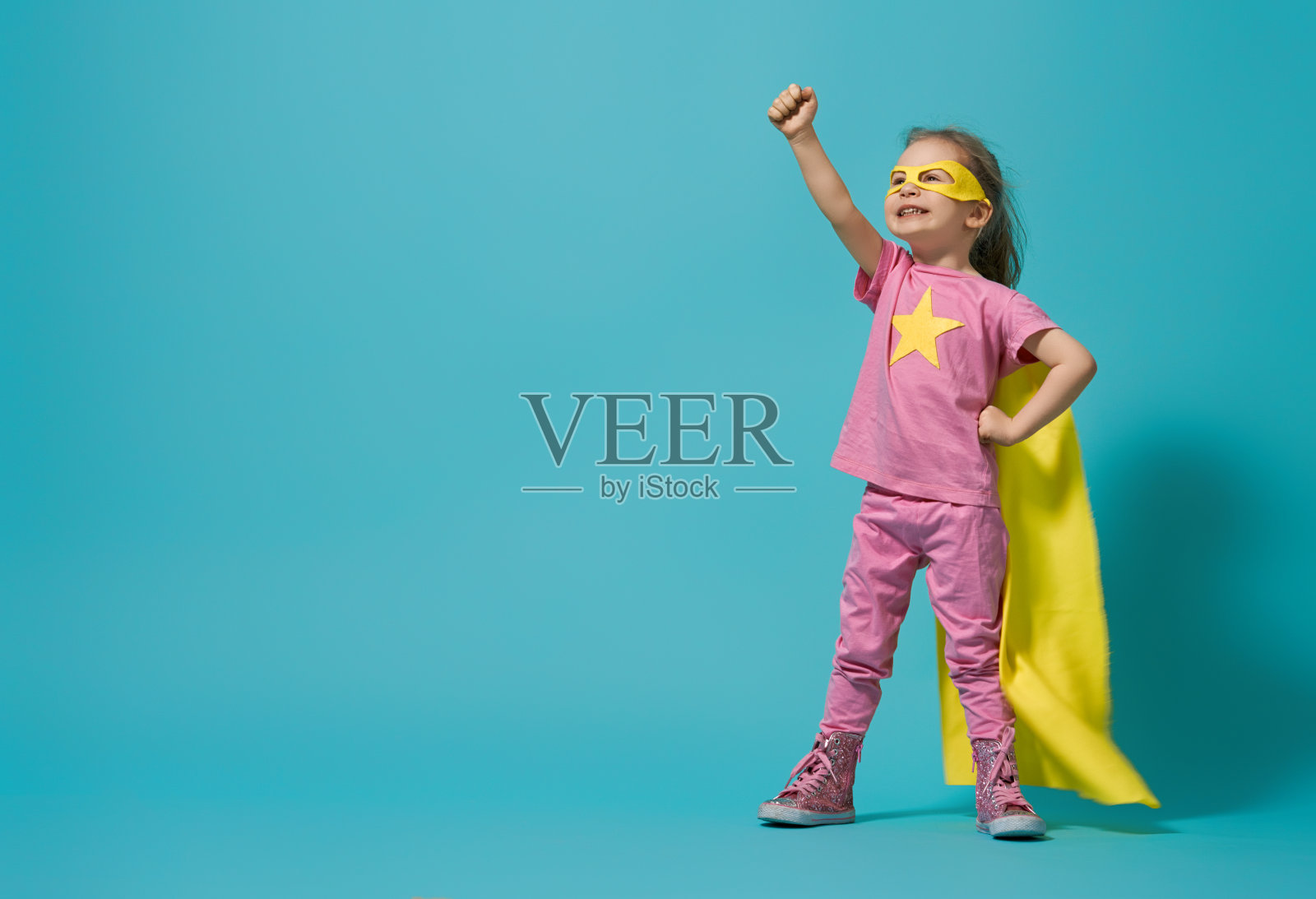 孩子玩的超级英雄照片摄影图片